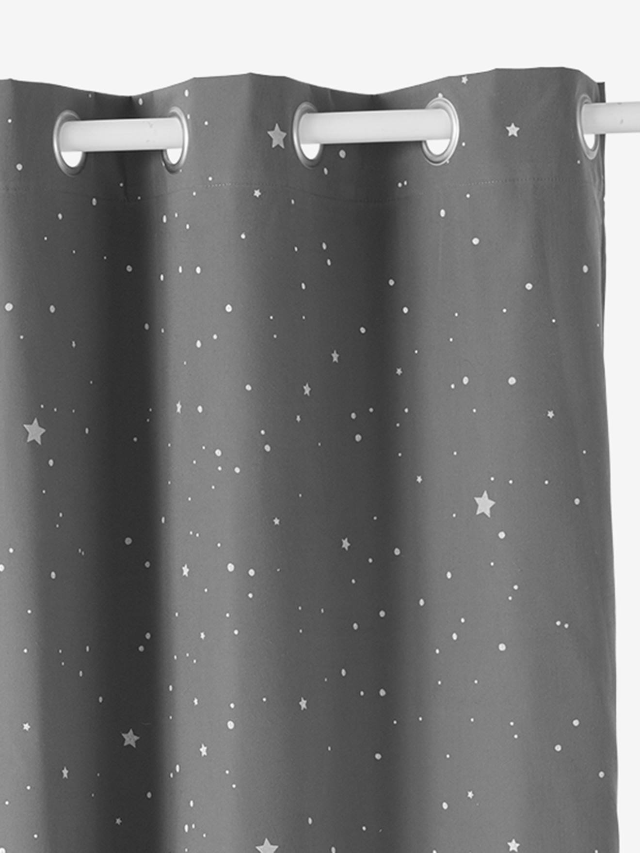 Cortina blackout com detalhes fluorescentes. Estampa de estrelas em cinza escuro.