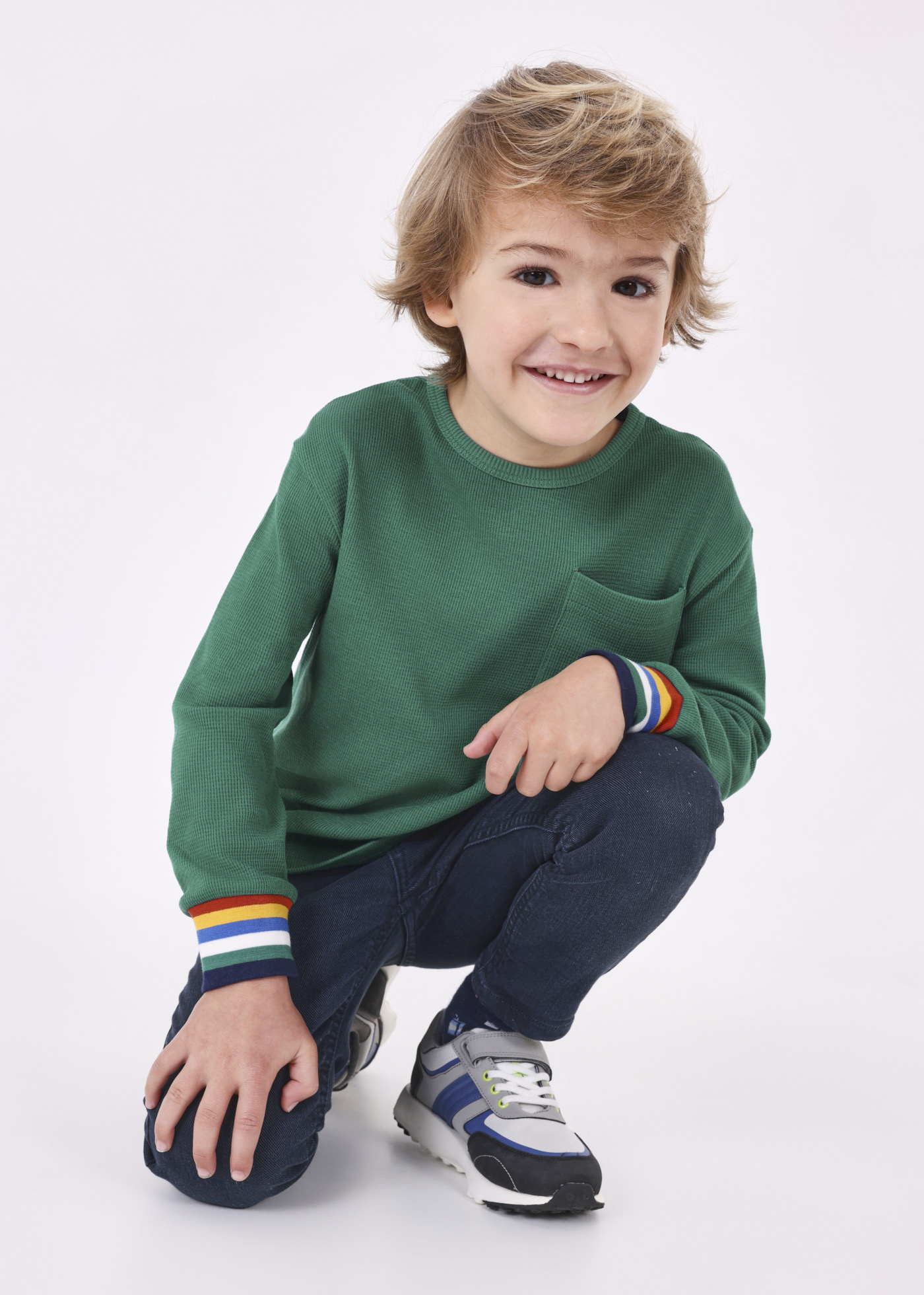 Camiseta infantil Better Cotton com punho listrado