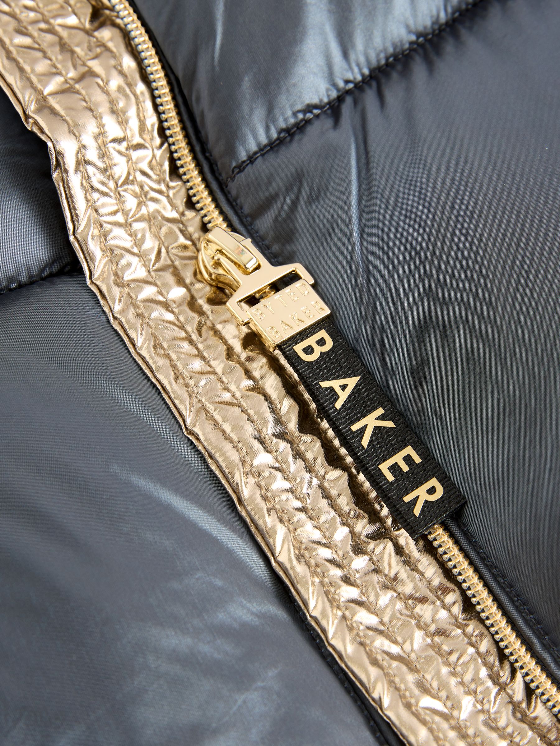 Baker by Ted Baker - Marineblauwe, regenbestendige gewatteerde jas met parels en ceintuur