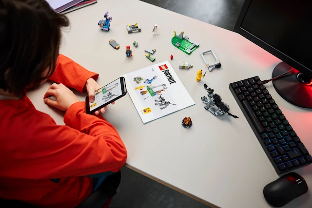 Peely og Sparkplug slår leir på sletten LEGO® Fortnite (77075)