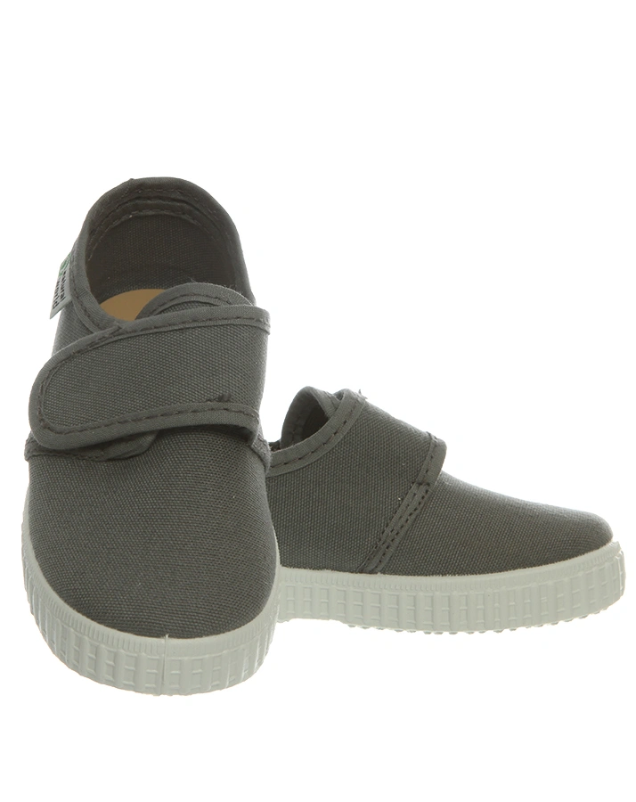 Stoffschuhe mit Klettverschluss in grau