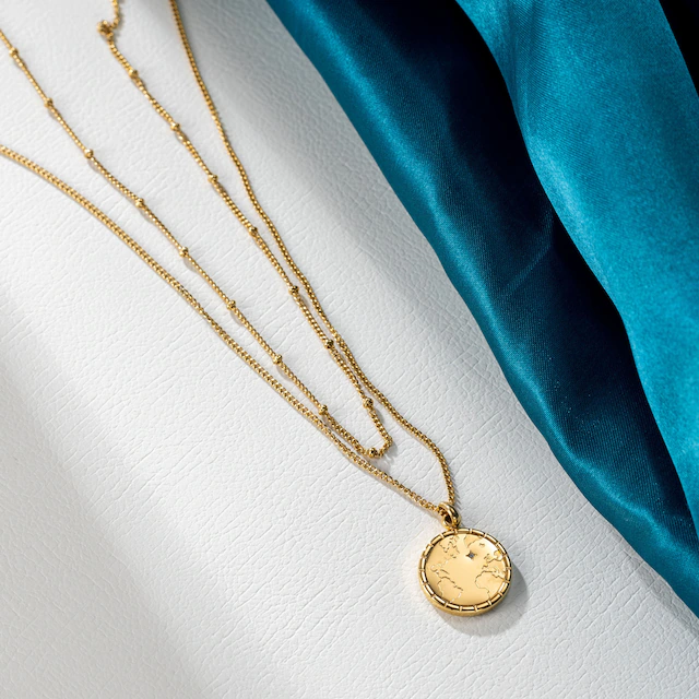Firetti Kette mit Anhänger »Schmuck Geschenk Edelstahl Halsschmuck Halskette Planet Earth Welt« mit Zirkonia (synth.)