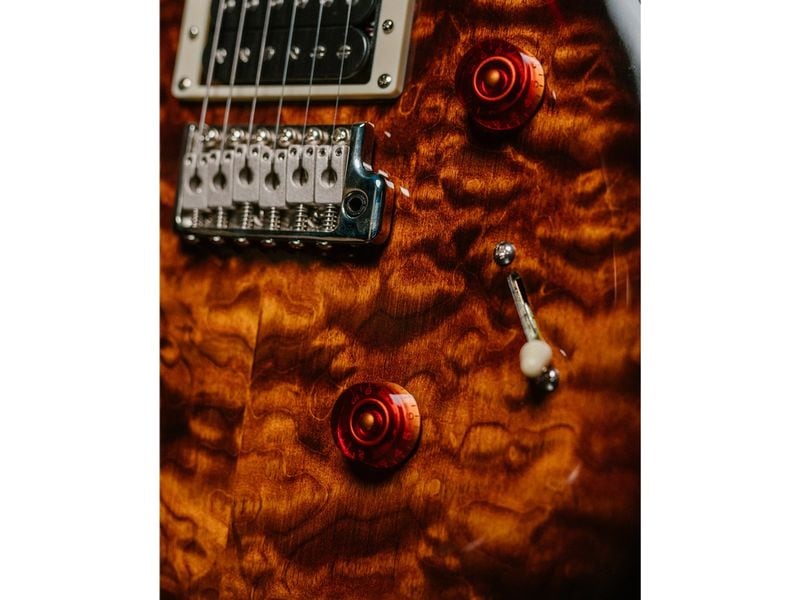 PRS Guitars E-Gitarre SE Custom 24 Quilt Black Gold Burst Moderne Auflage eines klassischen Gitarrenmodells