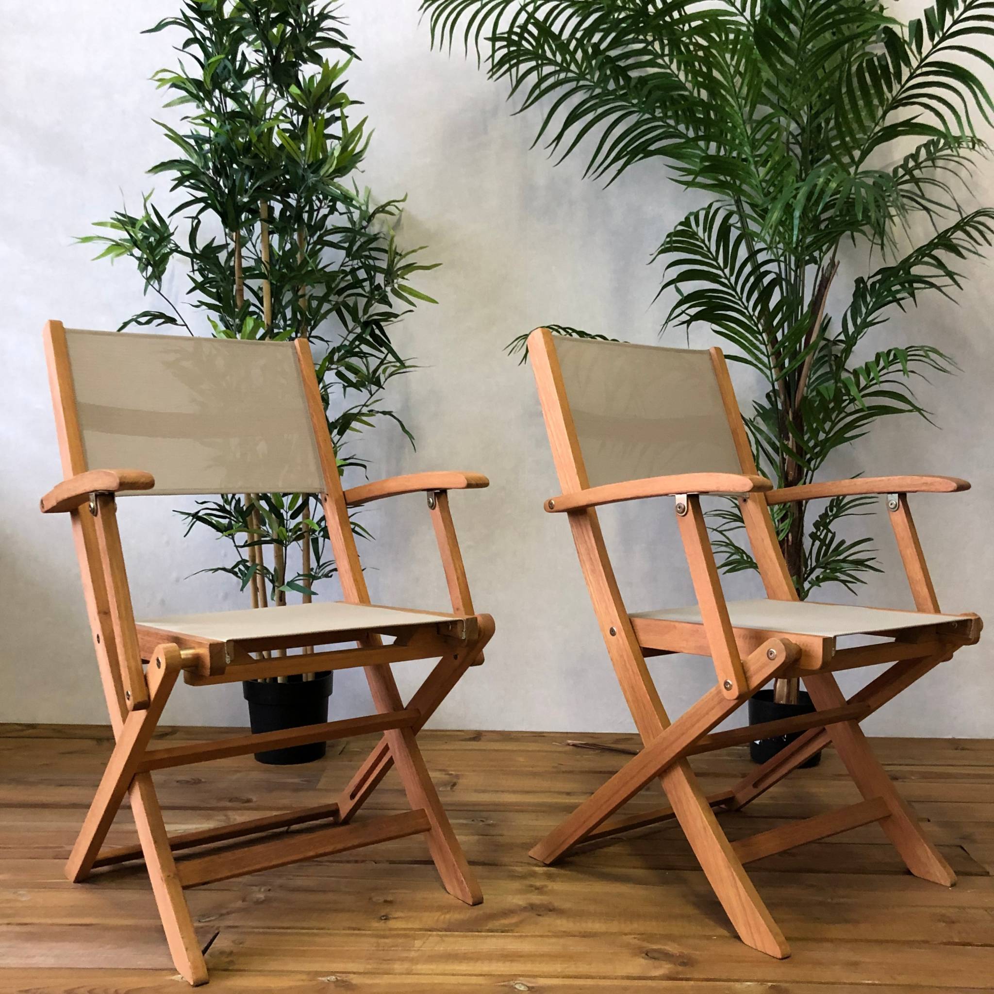 sweeek - Set van twee houten armstoelen