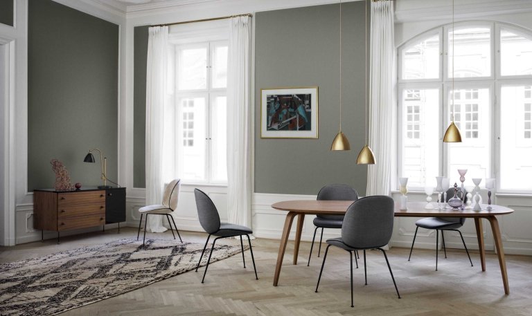 Gubi Beetle stoel, onderstel zwart, leer zwart, biezen zwart