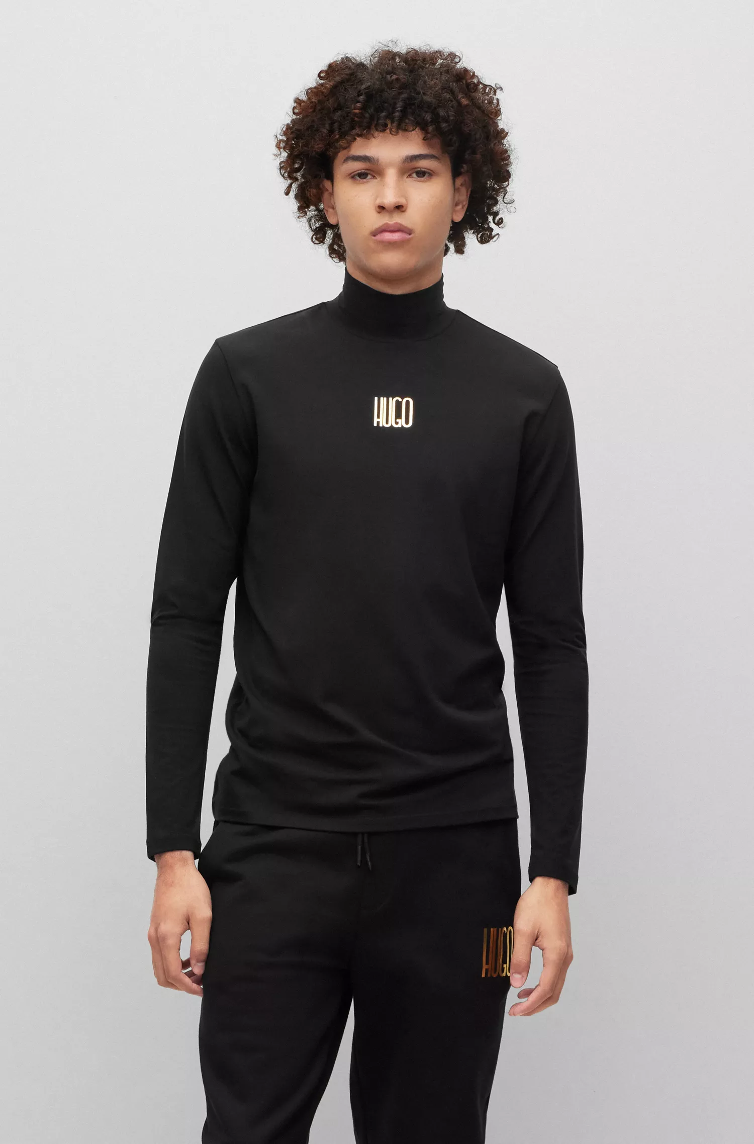 Camiseta HUGO vermelha de gola alta e corte justo com detalhe do logotipo