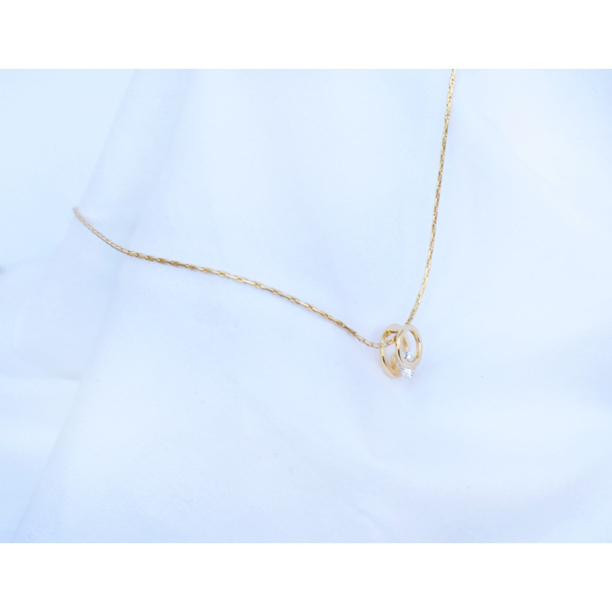 Collier délicat ras du cou pendentif anneaux pierre zirconium doré à l 'or fin