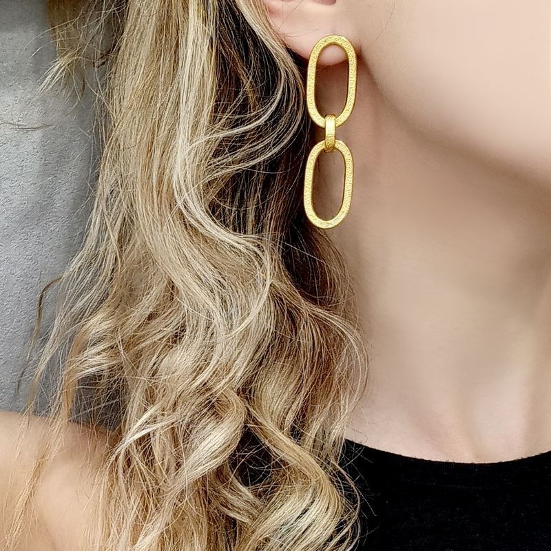 Boucles d'oreilles pendantes en plaqué argent faites à la main avec deux mailles - Bijou de créateur
