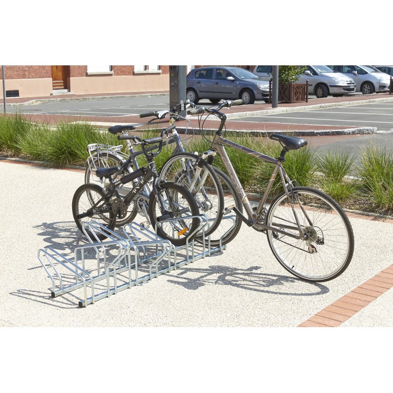 Range 8 vélos au sol face à face