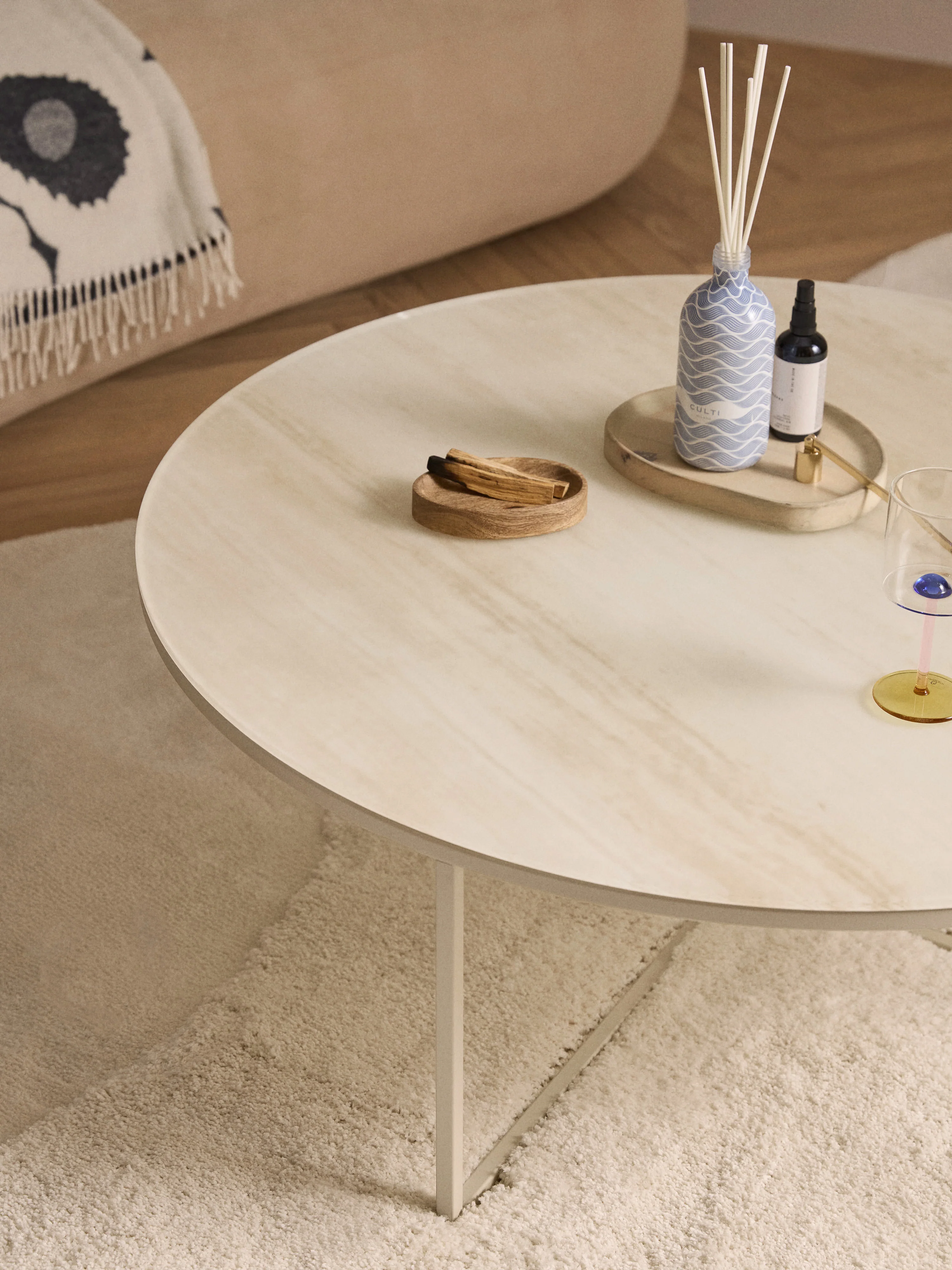 Ronde XL salontafel Antigua met glazen tafelblad in marmerlook