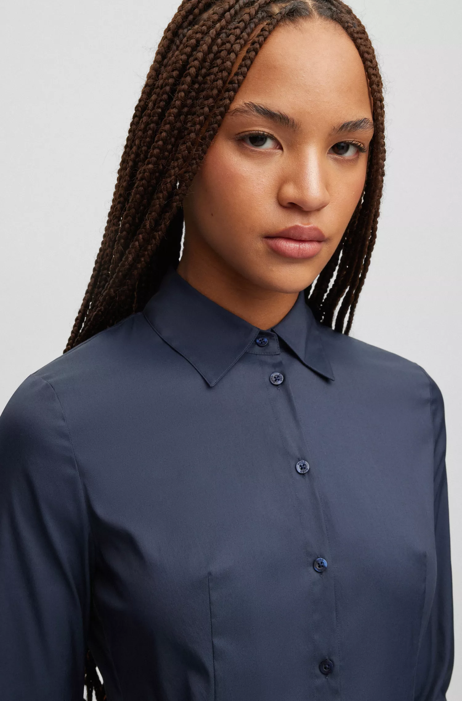 Blusa HUGO vermelha, corte slim, em popeline fácil de passar.