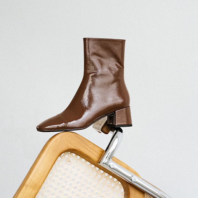 Bottines à bouts carrés et petits talons...  en vernis plissé marron