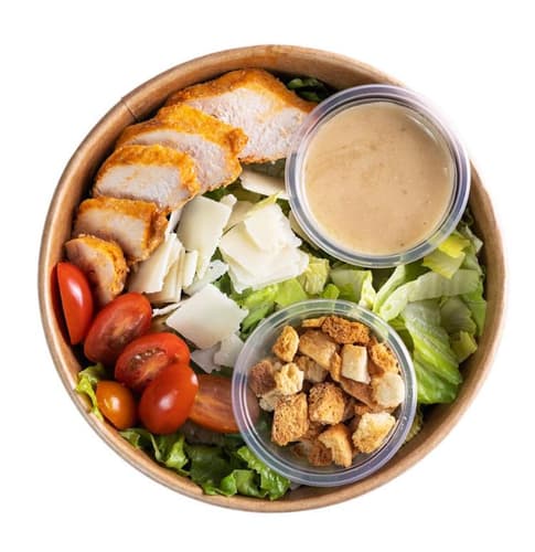 Pappudia Ceasar-Salat mit Hähnchen, Dressing, Wachteleiern, Croutons, englischem Speck und Grana Padano-Käse (g.U.)