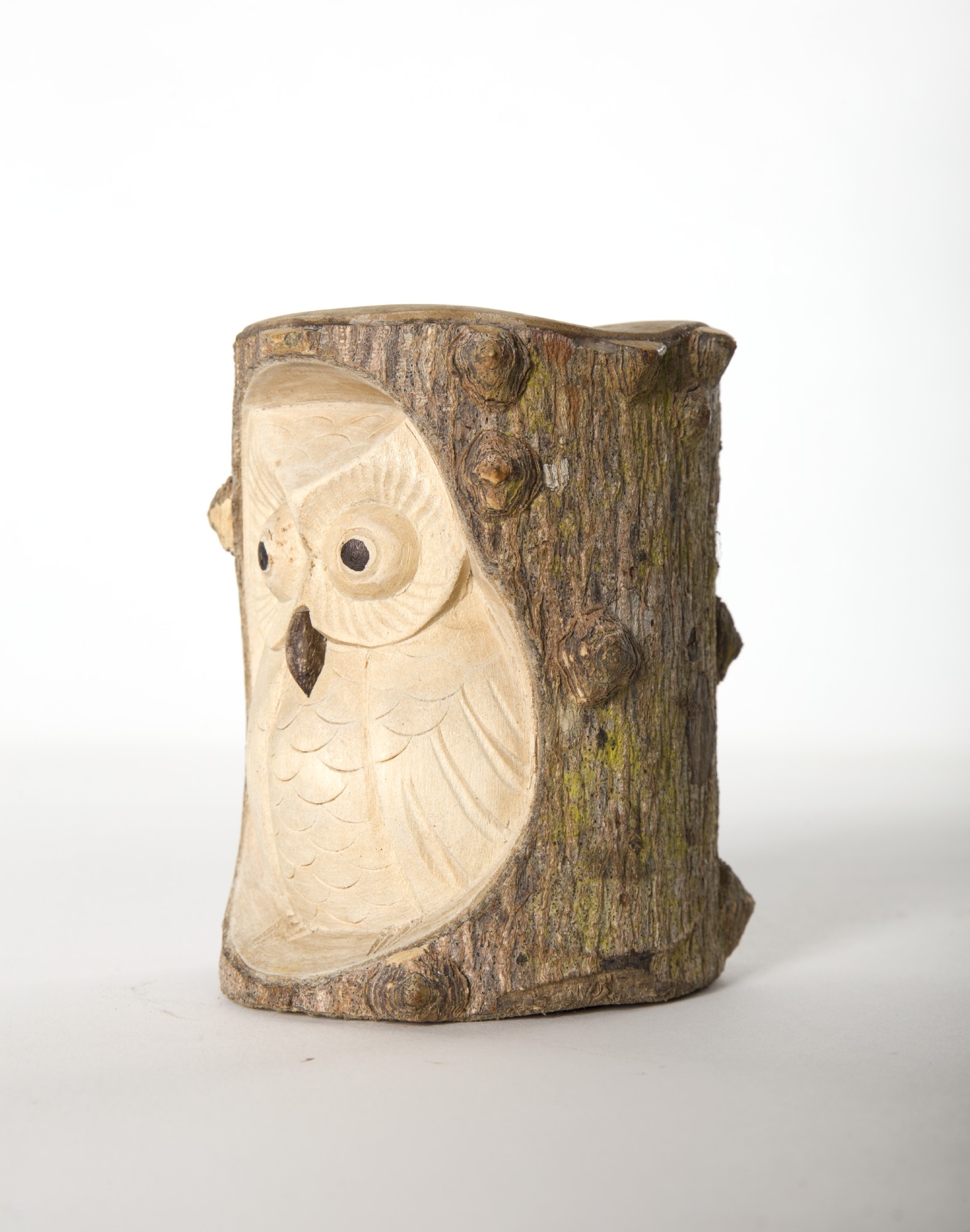 handgeschnitzte Eule in Holzstamm, Ø 10 cm, H 12 cm von fischer's lagerhaus
