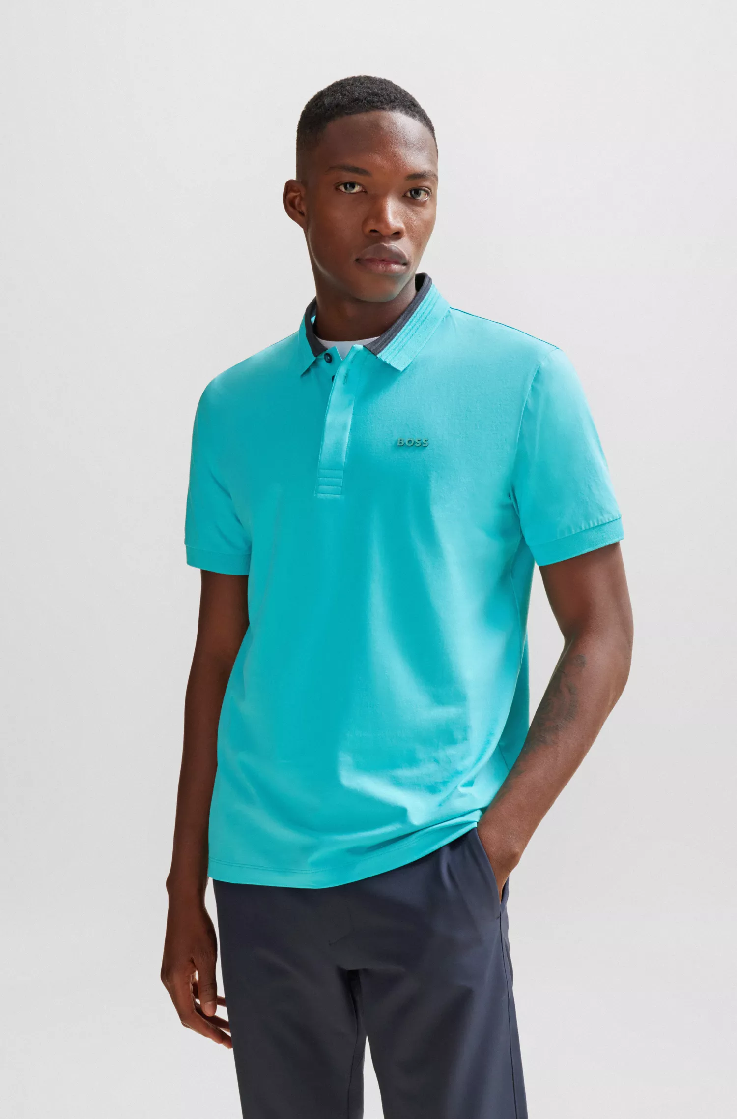 Camisa polo BOSS verde em algodão stretch com gola listrada em 3D.