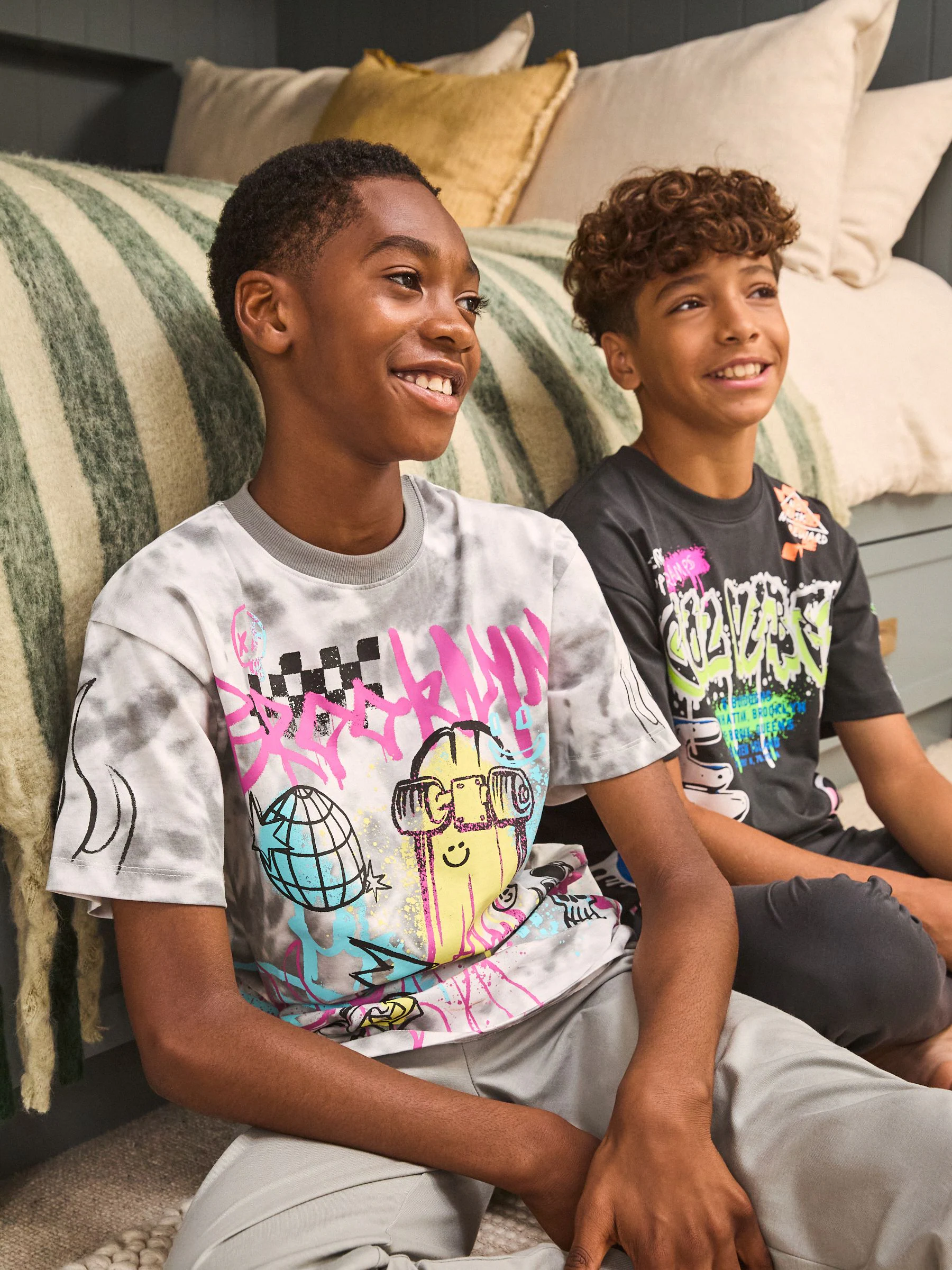 Multi Graffiti Skate - Verpakking van 2 pyjama's met joggingbroek (3 - 16 jr)