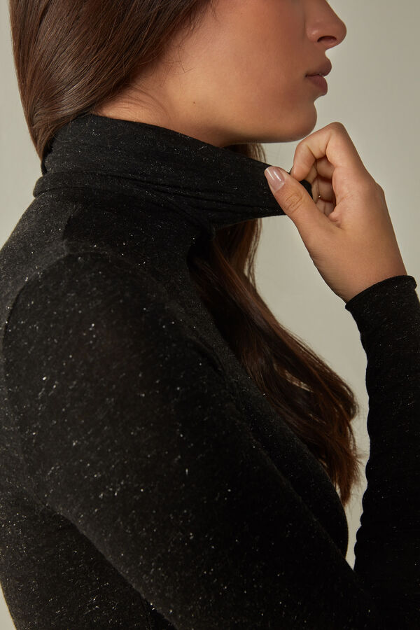 Camiseta leve de gola alta em modal com detalhes em cashmere lamê.