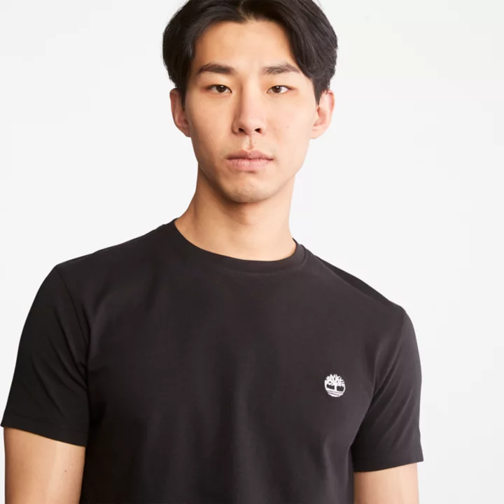 Camiseta masculina Dunstan River Slim-Fit na cor preta.
