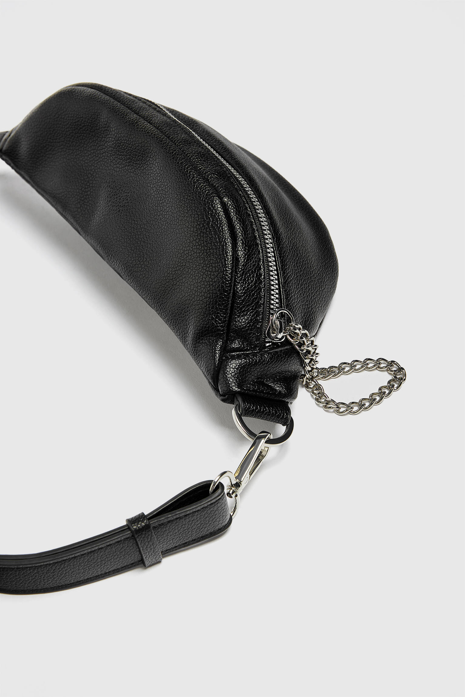 Bolsa de cintura com detalhe de corrente - preta