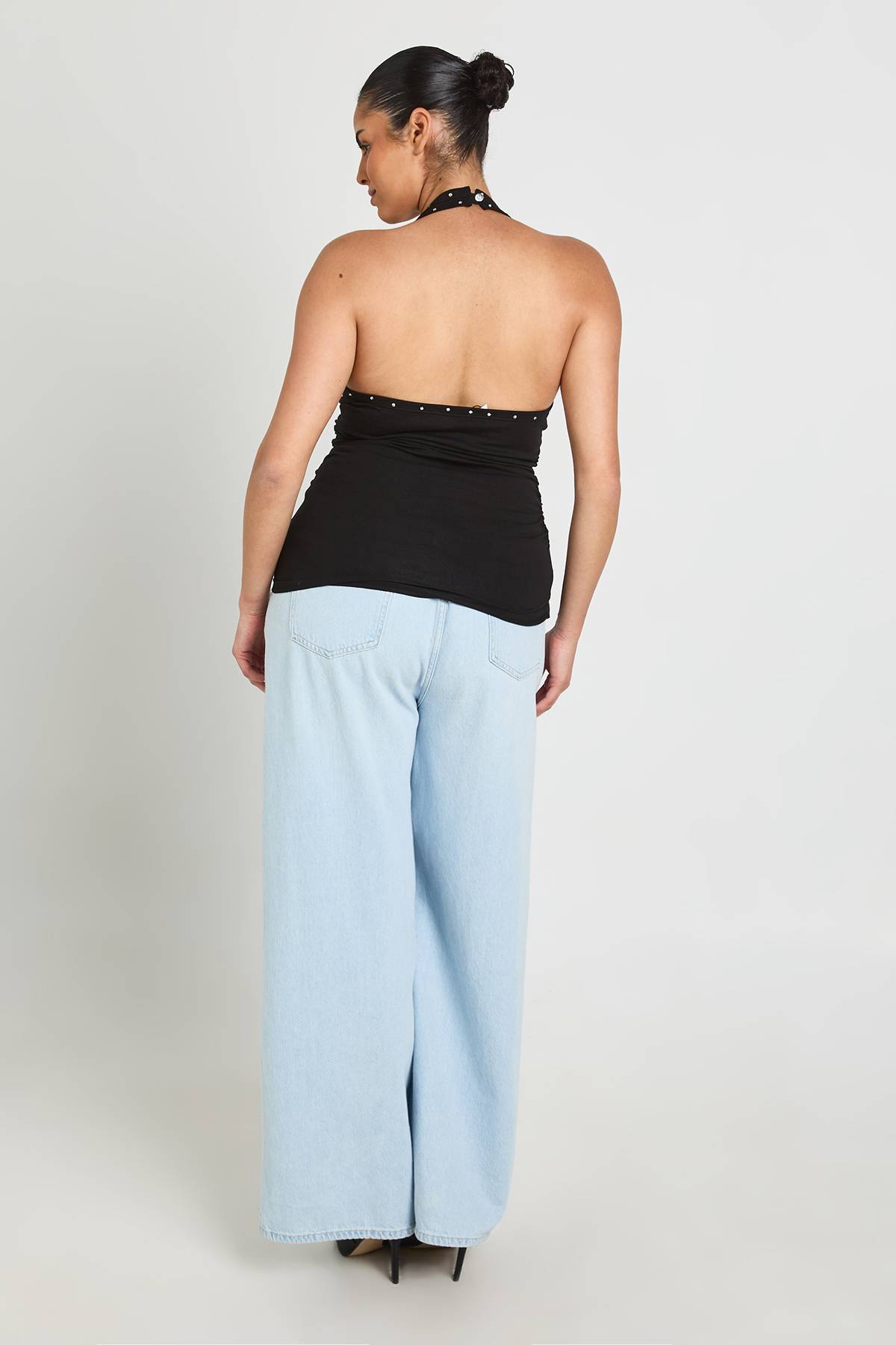 boohoo Haut Grande Taille Col Bénitier Dos Nu Avec Détails Cloutés