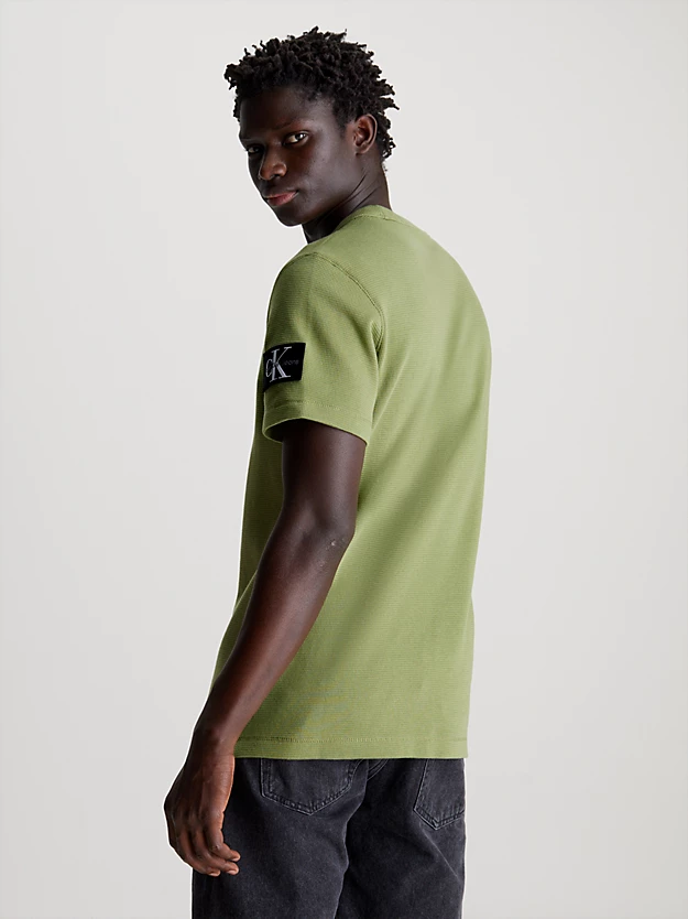 Camiseta de algodão com textura alveolar e modelagem slim, com brasão.