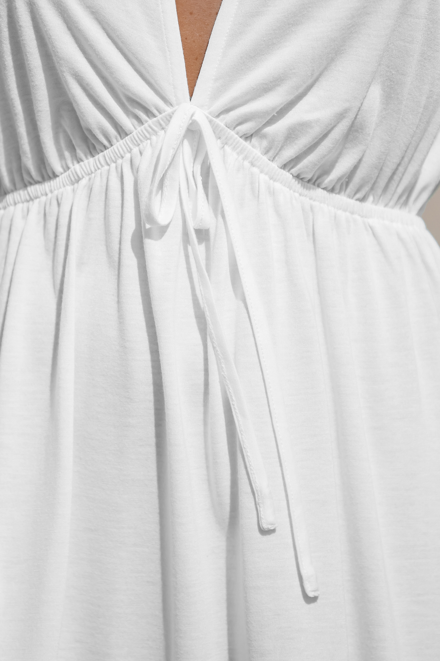 Robe cover up ruchée à nouer sur le devant