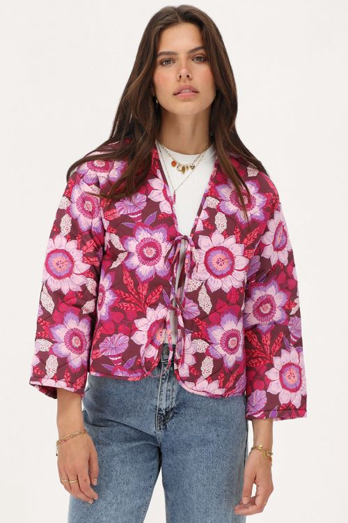Bruin gewatteerd jasje met strikjes en roze bloemenprint