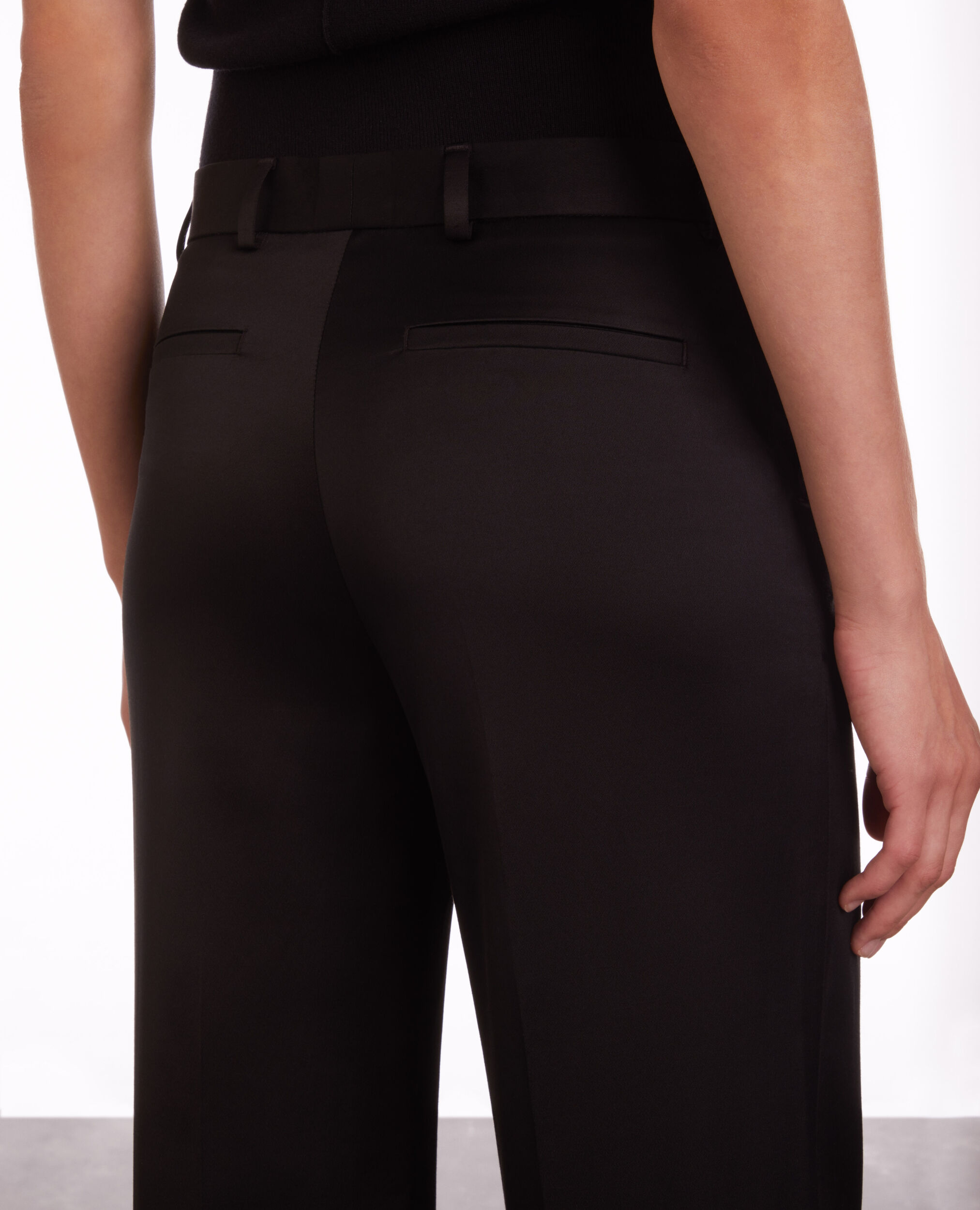 Pantalon tailleur noir satiné