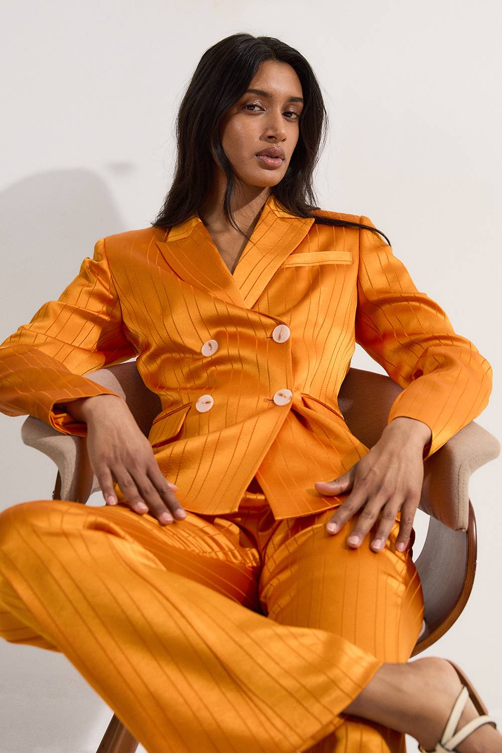 KarenMillen Pantalon droit taille ajustée en satin premium à fines rayures