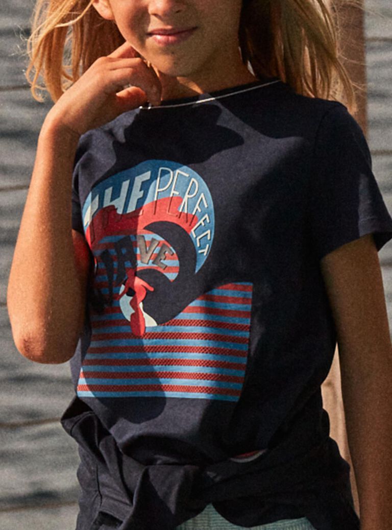 T-shirt bleu marine avec vague et surfeur