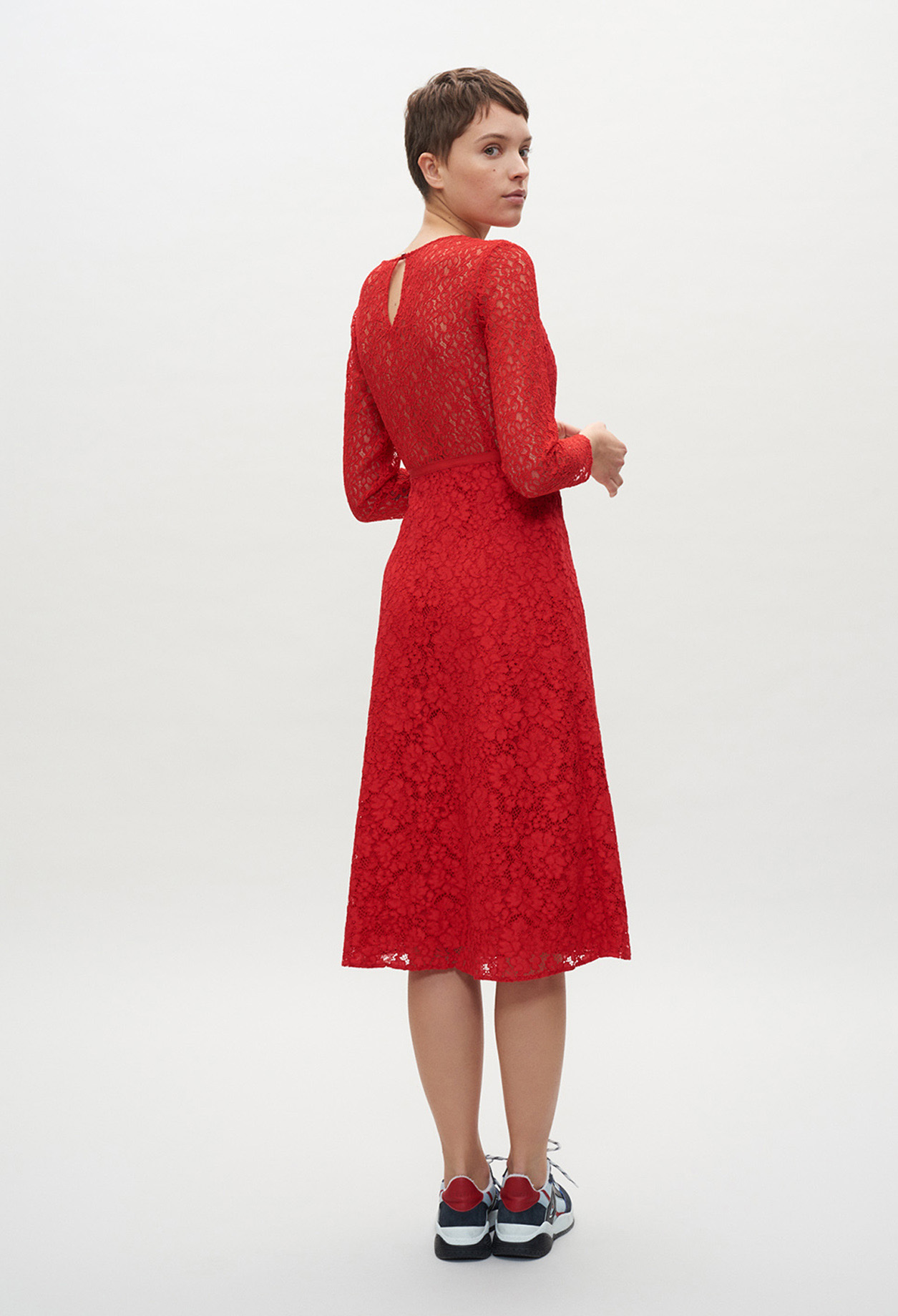 Robe longue en guipure rouge