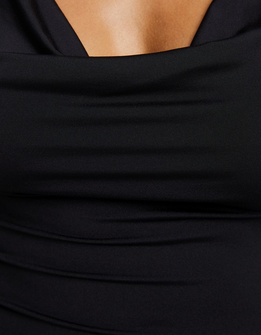 Vestido longo sem mangas com capuz aberto nas costas