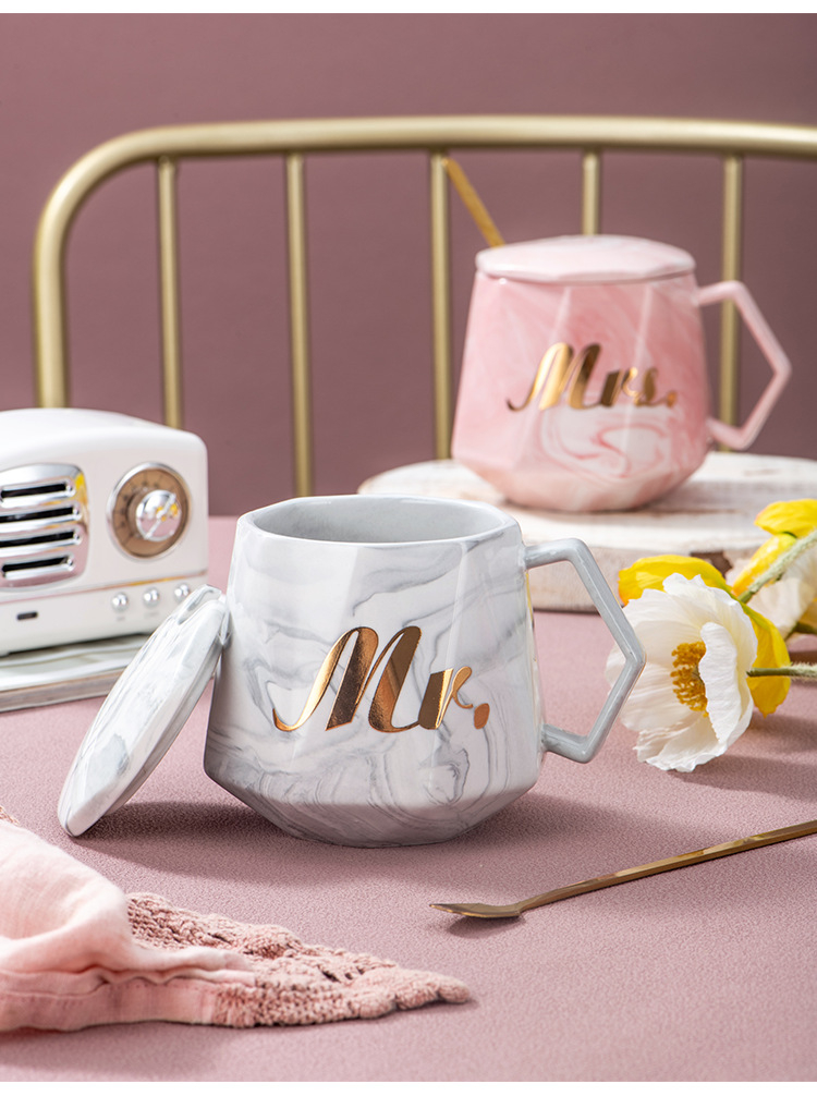 (6-tlg. Set) 340ml Keramik Kaffee Tasse Hochzeits Geschenk Couple Cups inkl. Deckel   Löffel - Mr & Mrs