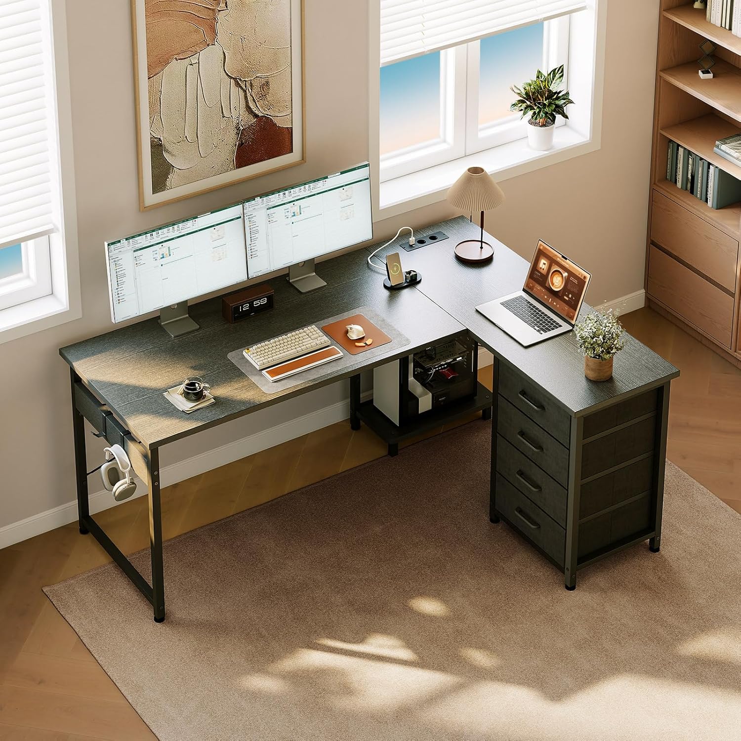 ODK Eckschreibtisch mit 4 Schubladen, 135×100 cm Schreibtisch L Form mit Steckdose und USB-Ladeanschluss, Reversibler Schreibtisch mit Stauraum für Homeoffice und Gaming, Schwarz