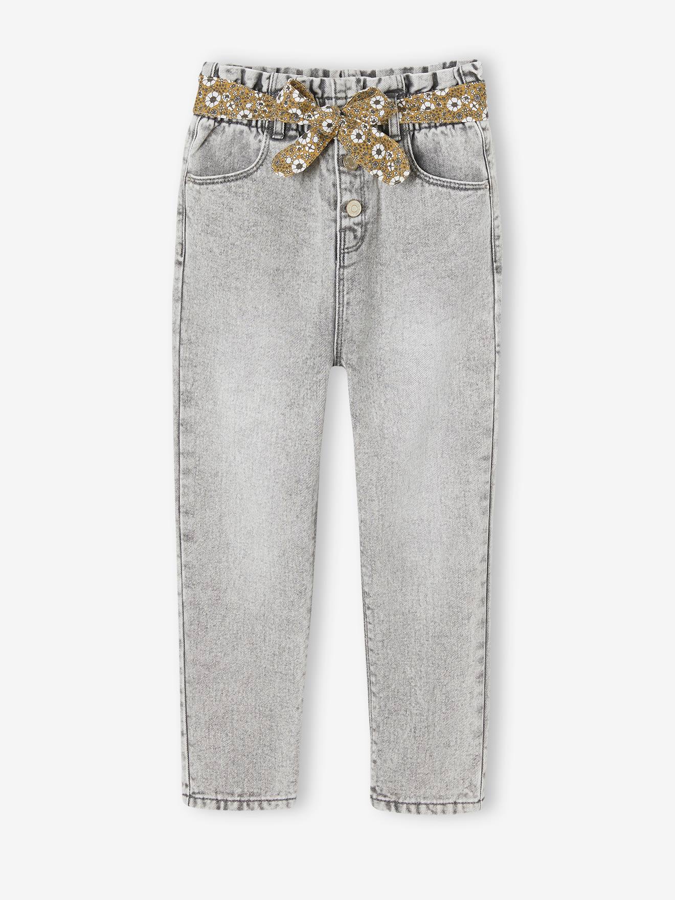 Calça jeans estilo paperbag e cinto floral, garota de jeans cinza