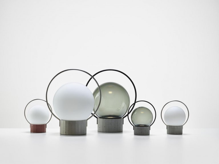 Brokis Sfera tafellamp LED oplaadbaar small rookgrijs zwart naturel