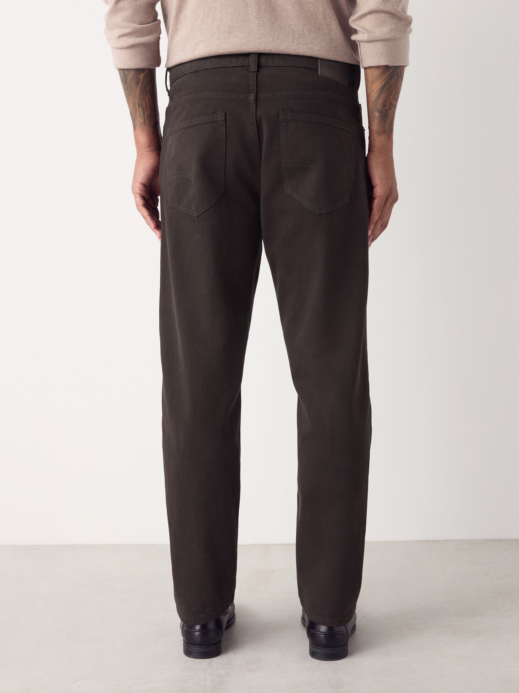 Chocoladebruin - Standaard toelopende pasvorm - Vintage wash denim jeans