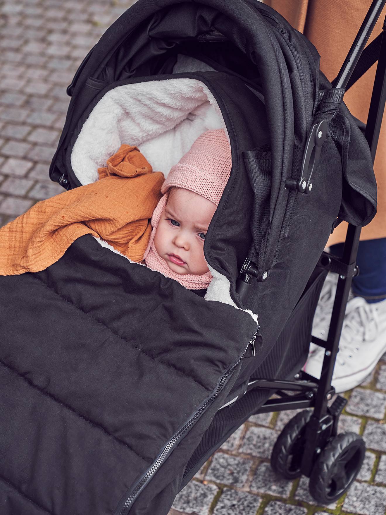 Bolsa Chancellor para carrinho de bebê feita de tecido preto liso e impermeável.