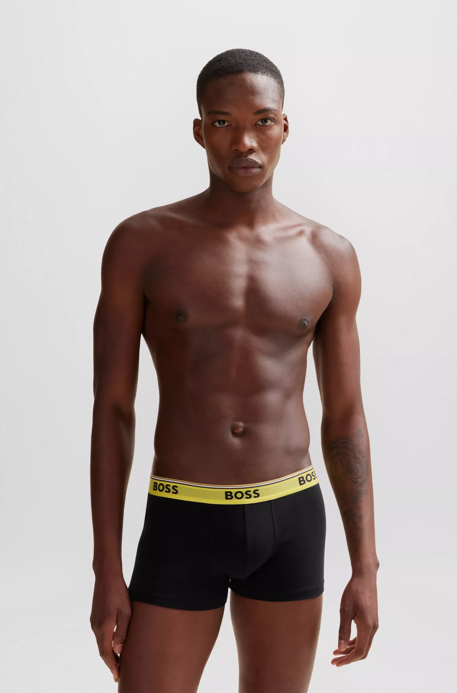 BOSS Black - Pacote com três cuecas boxer de algodão elástico com cós com logotipo.
