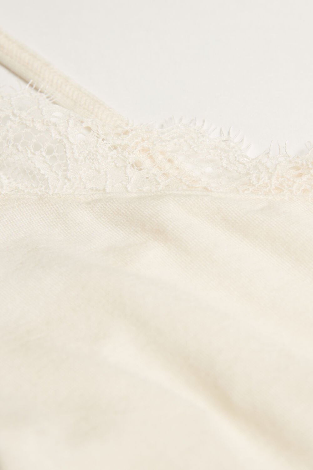 Blusa ultraleve em modal e cashmere com detalhes em renda.