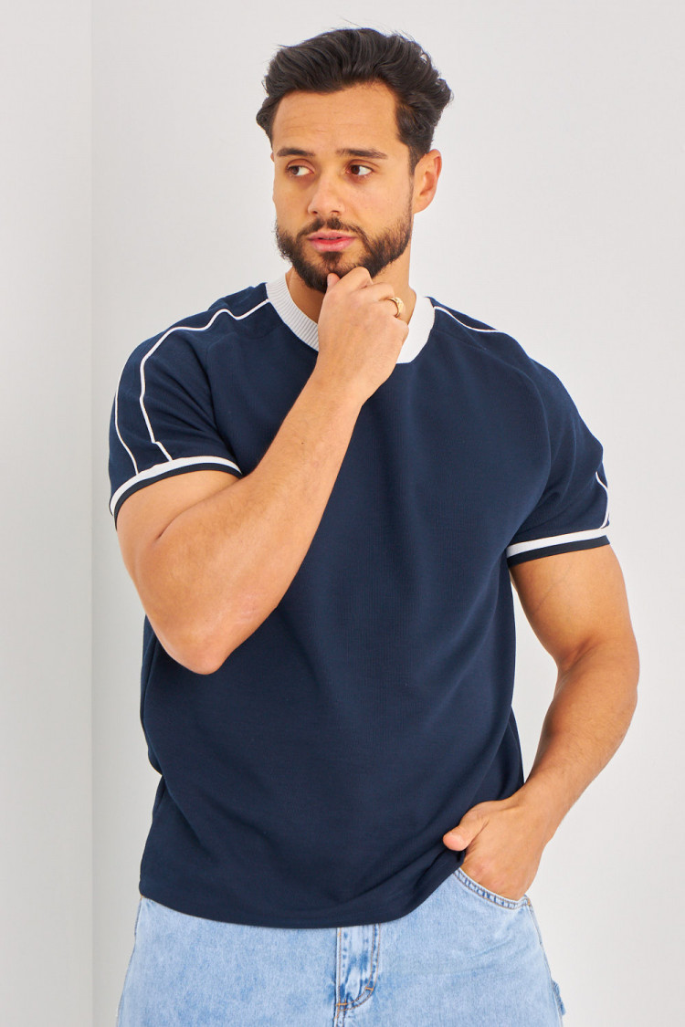 T-shirt bleu foncé à col blanc