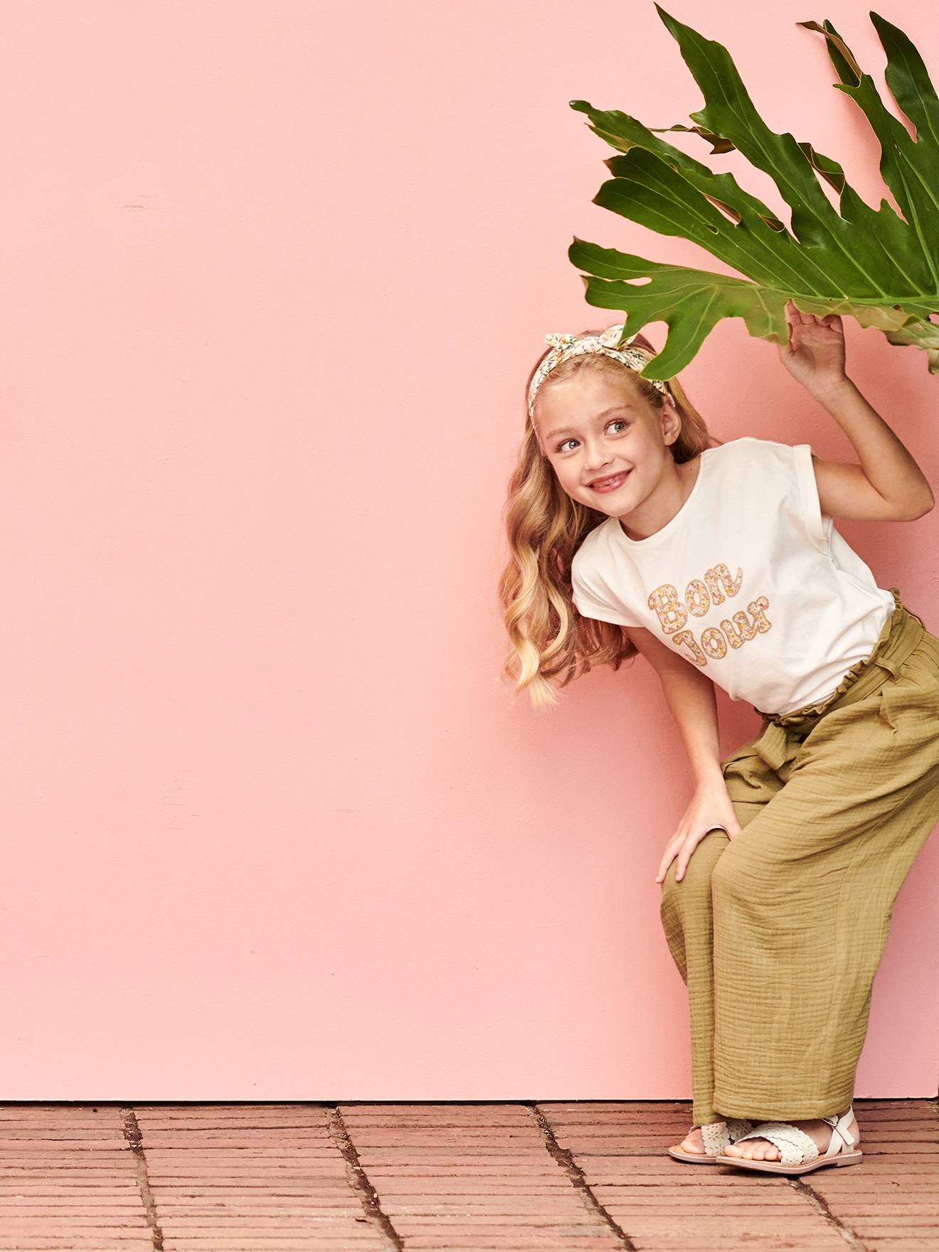 Camiseta infantil off-white com estampa floral.