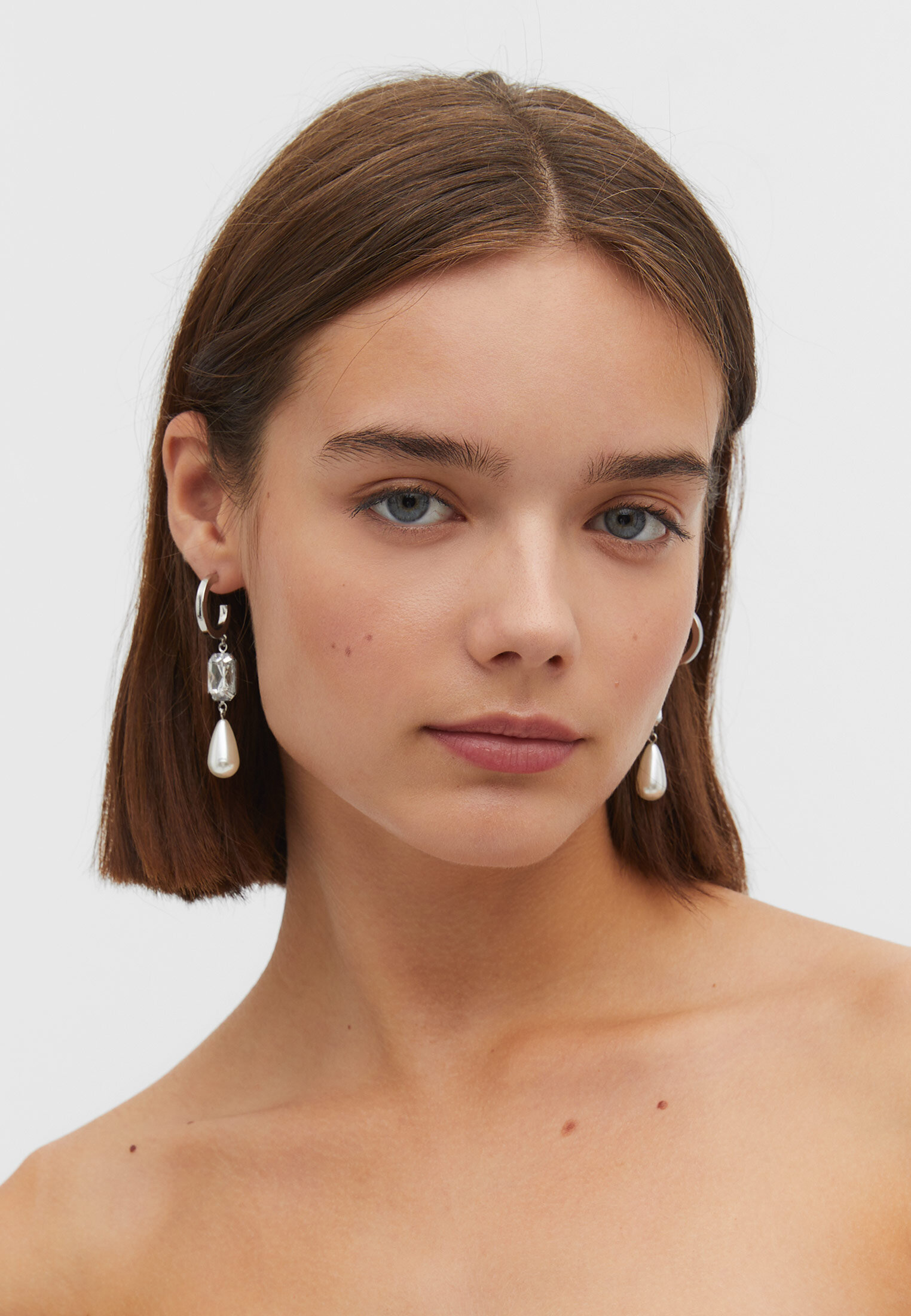 Brincos com strass e pérolas artificiais
