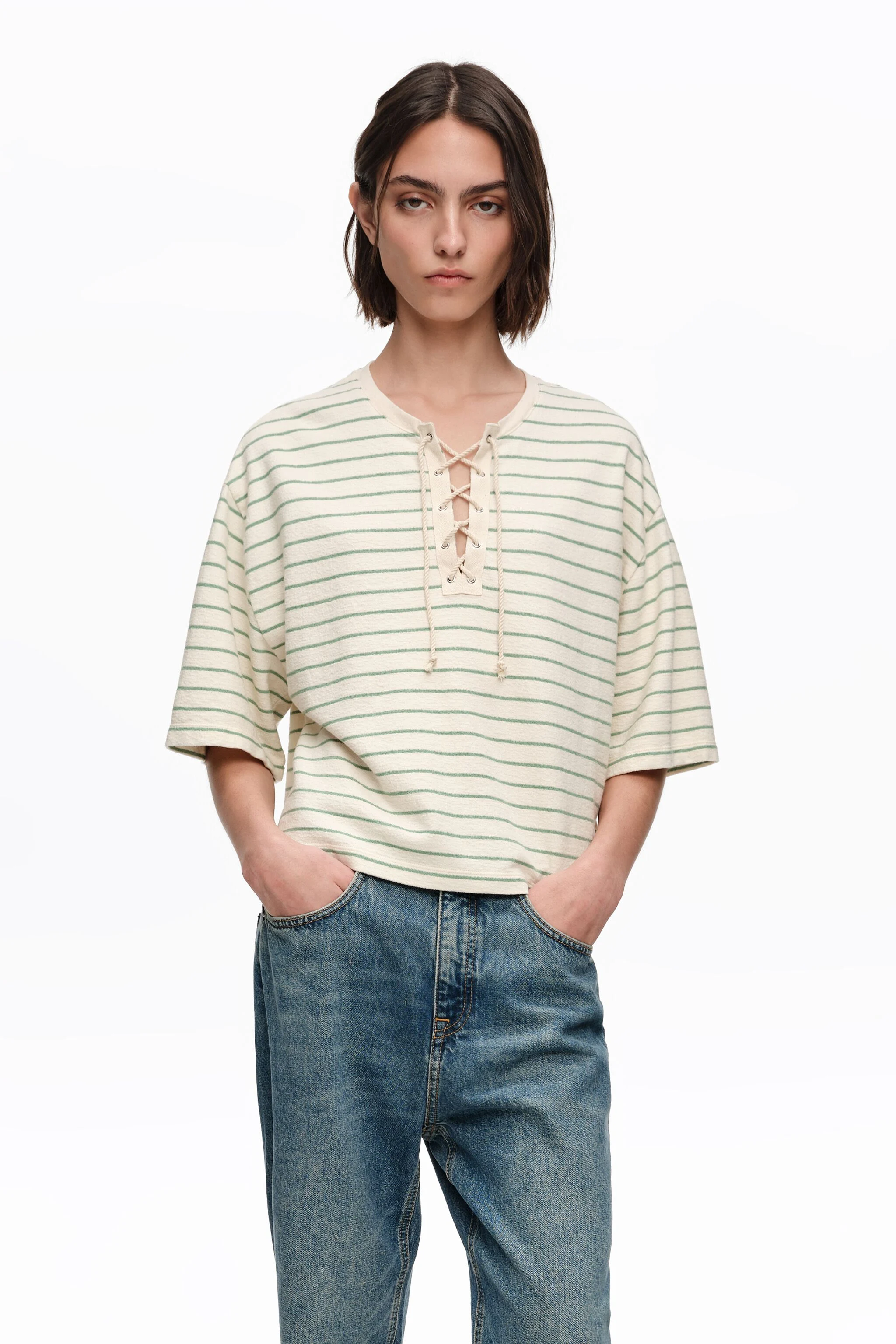 Camiseta verde listrada com gola redonda ajustável