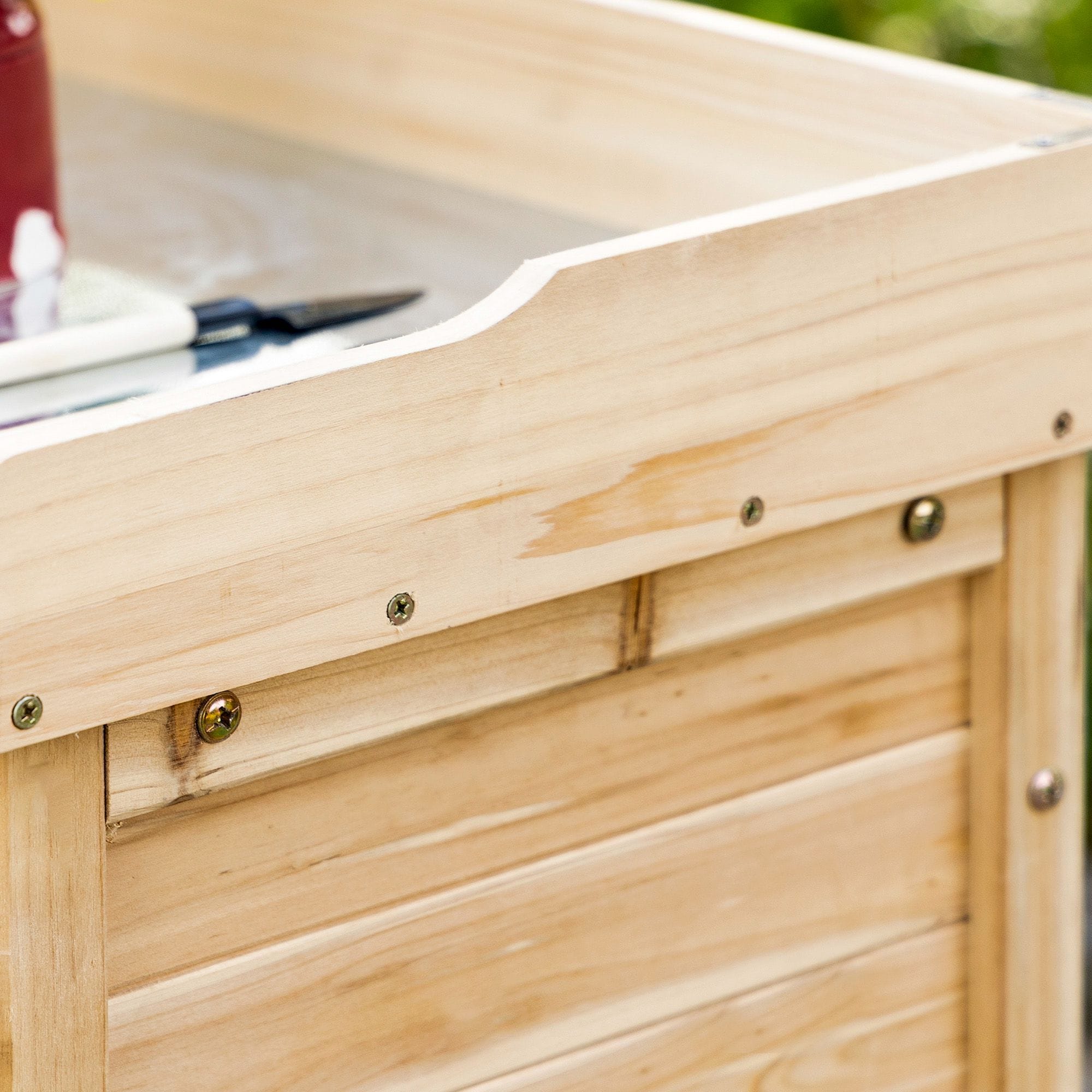 Outsunny Gartenschrank mit verzinkten Griffen und erhöhtem Rand natur 83B x 40T x 92H cm