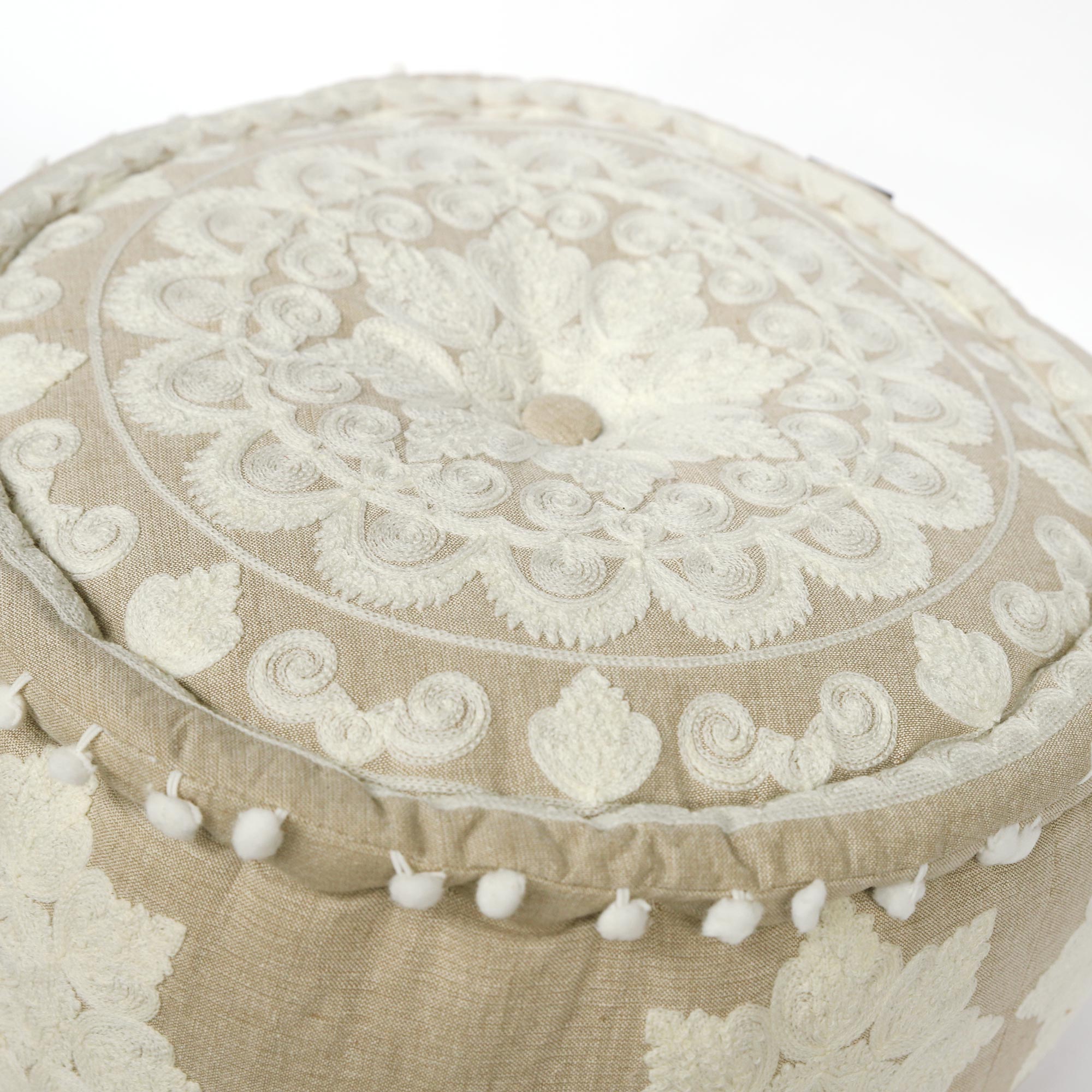 Pouf Mandala 'Arika' mit Pompon, beige, weiß, Ø 40 cm, H 20 cm von fischer's lagerhaus