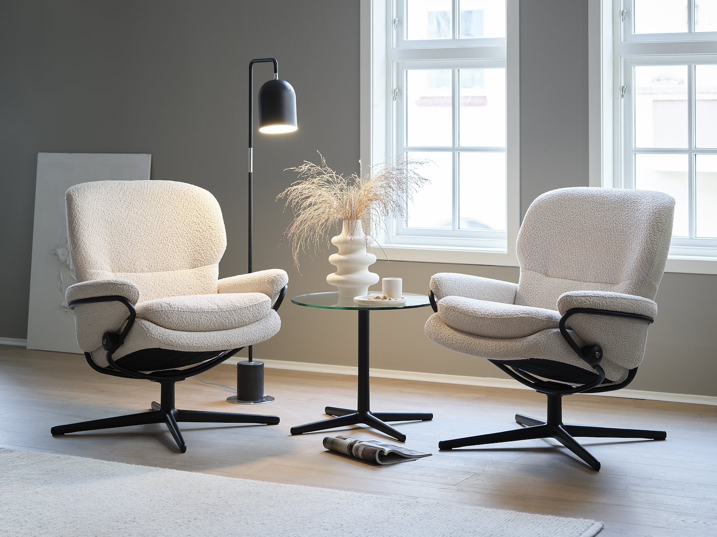 Rome lav lenestol Lav stol i bouclé-tekstil Orchid Offwhite med Cross-understell i sort . Uten krakk.
