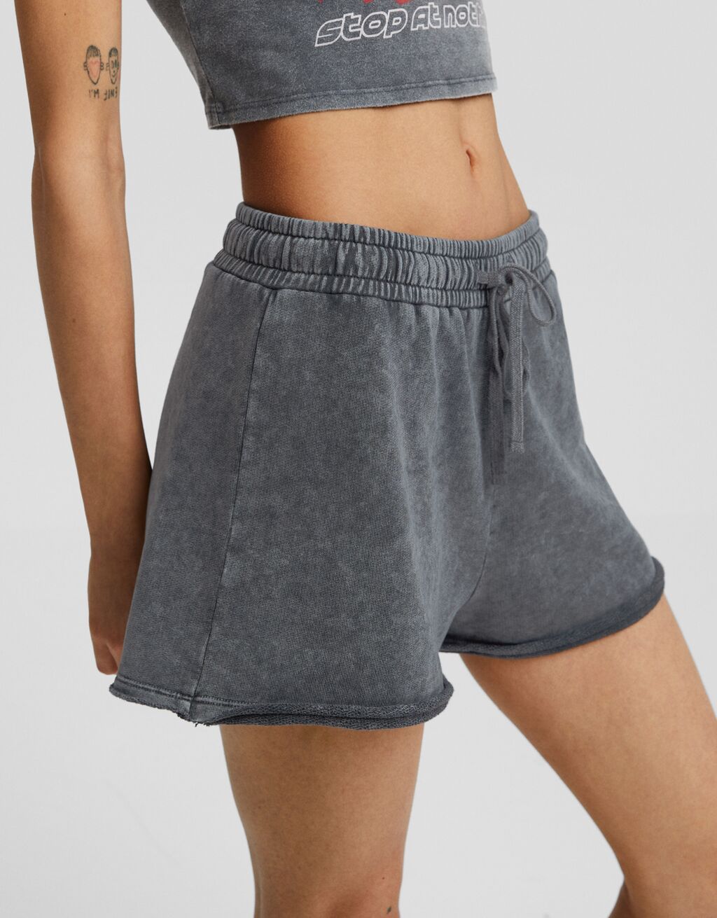 Shorts de pelúcia com efeito desbotado