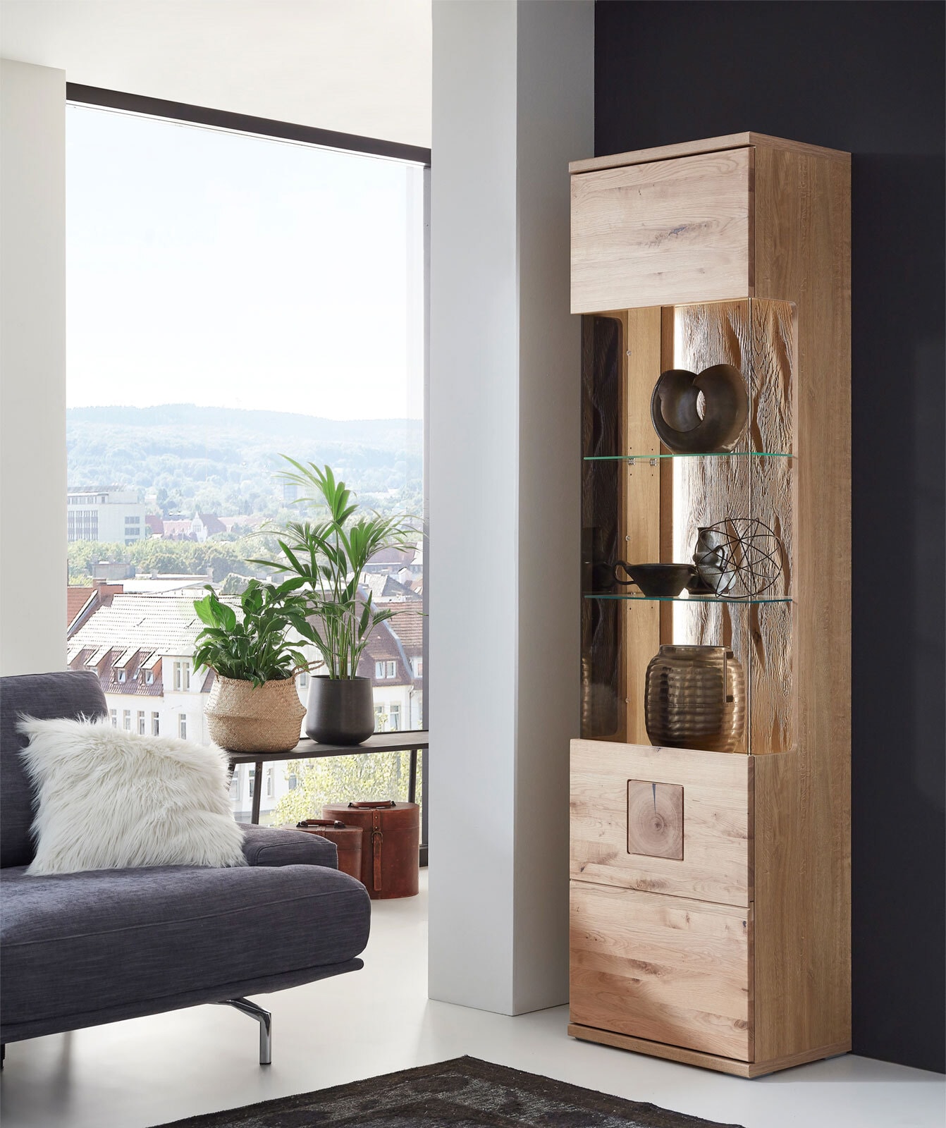 Vitrine Kansas 55x208,6x37,4 cm Alteiche Lamelle massiv geölt - Frontabsetzung Hirnholz