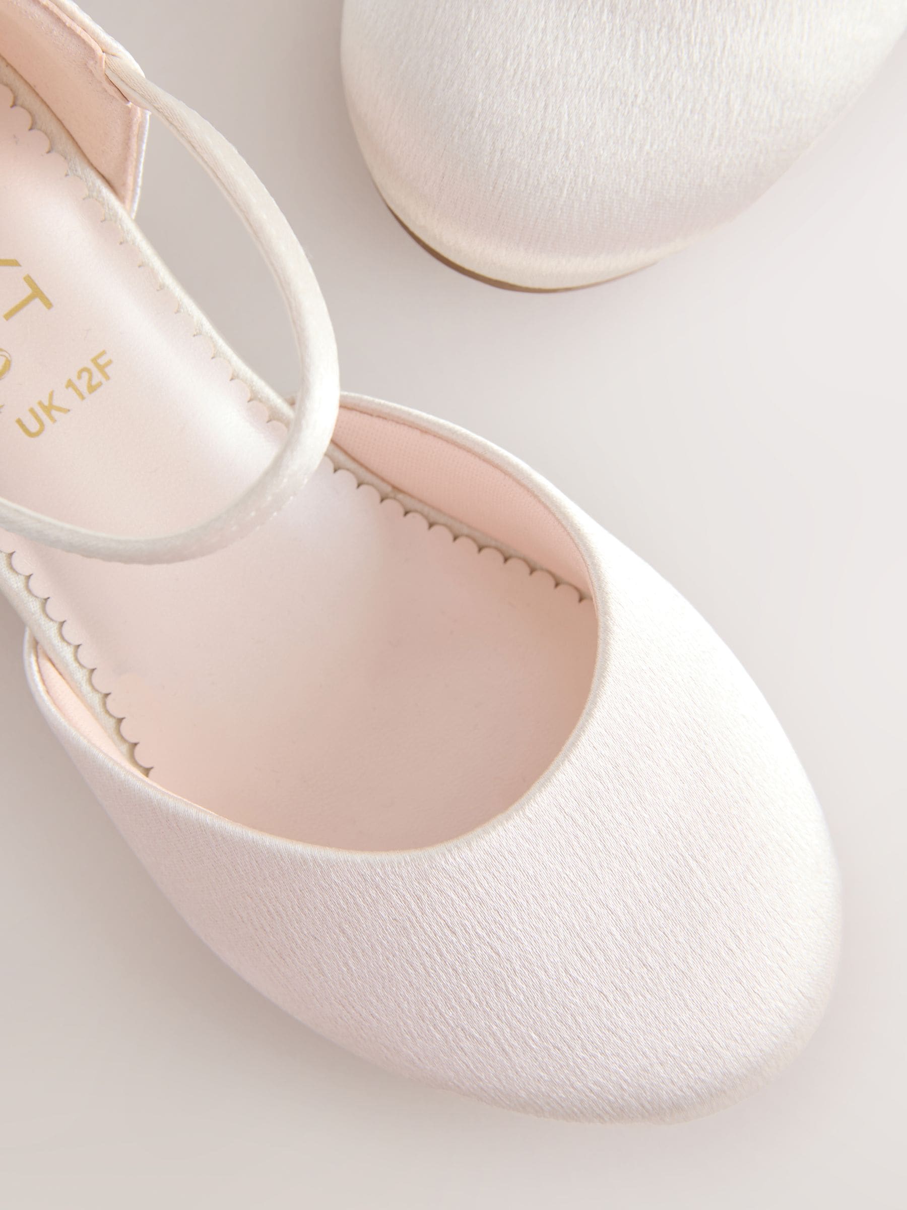 Ivory Stain Resistant Satin - Gelegenheidsschoenen met enkelbandje en lage hak